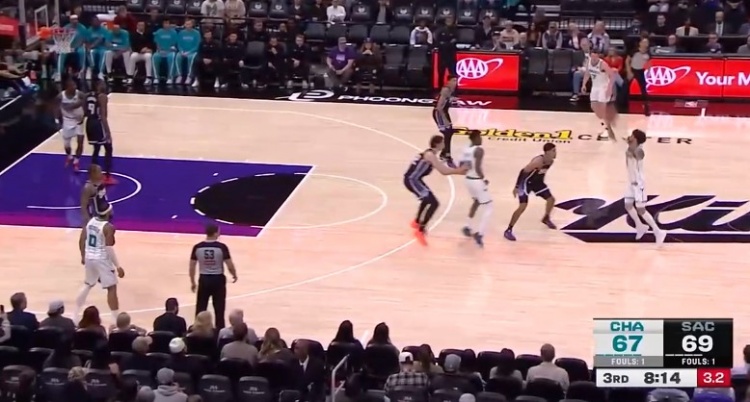 世界杯比赛直播地址-手感来了怎么投都进！三球接锅三分 踩着logo直接压哨扔进！