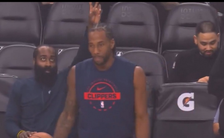 世界杯客户端升级说明-童心未泯！小卡赛前投篮热身 哈登在其身后摆出“兔耳朵”手势